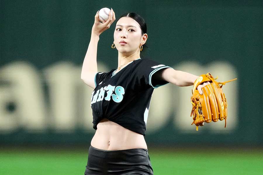 始球式を務めた三吉彩花さん【写真：矢口亨】