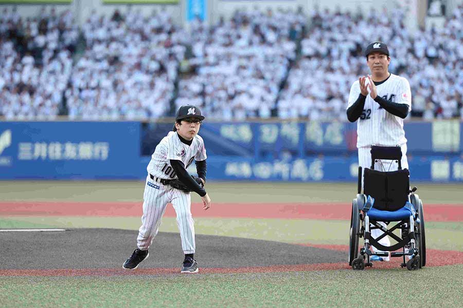 始球式を務めたYUSEI（左）と投球を見守るロッテ・益田直也【写真：球団提供】