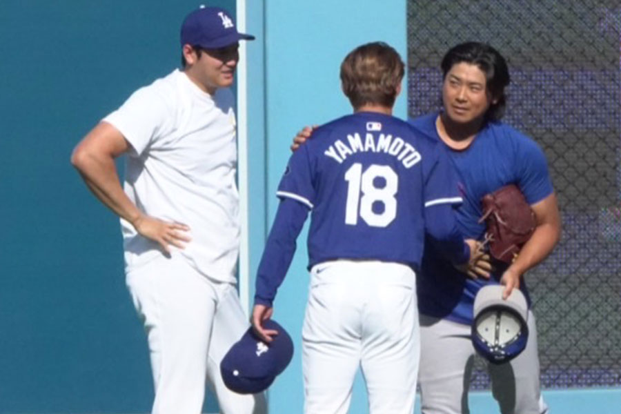 試合前に談笑するドジャース・大谷翔平、山本由伸、カブス・今永昇太（左から）【写真：川村虎大】