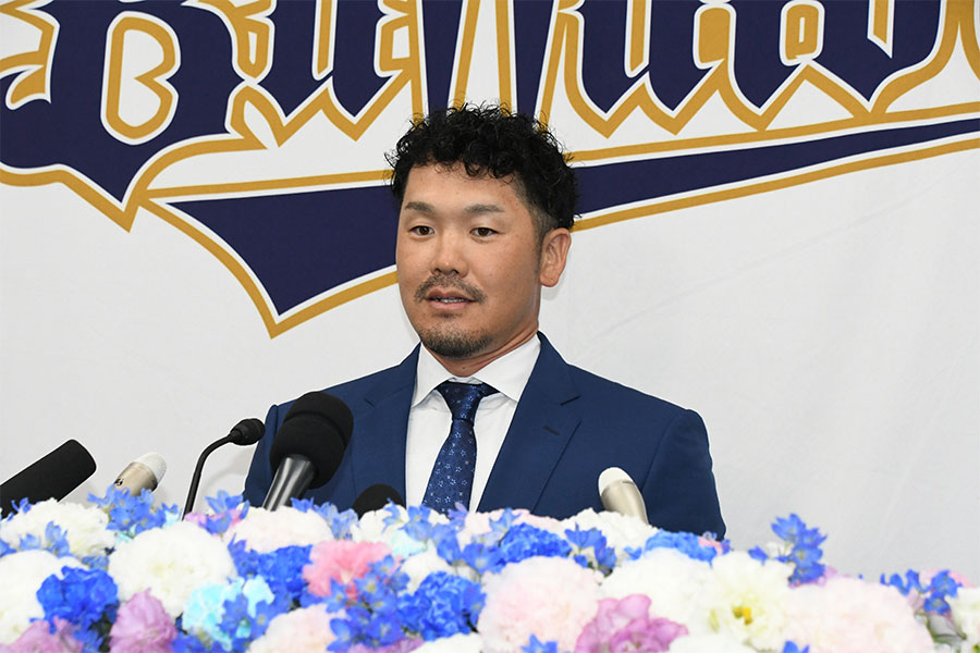 引退記者会見に出席したオリックス・T-岡田【写真：北野正樹】