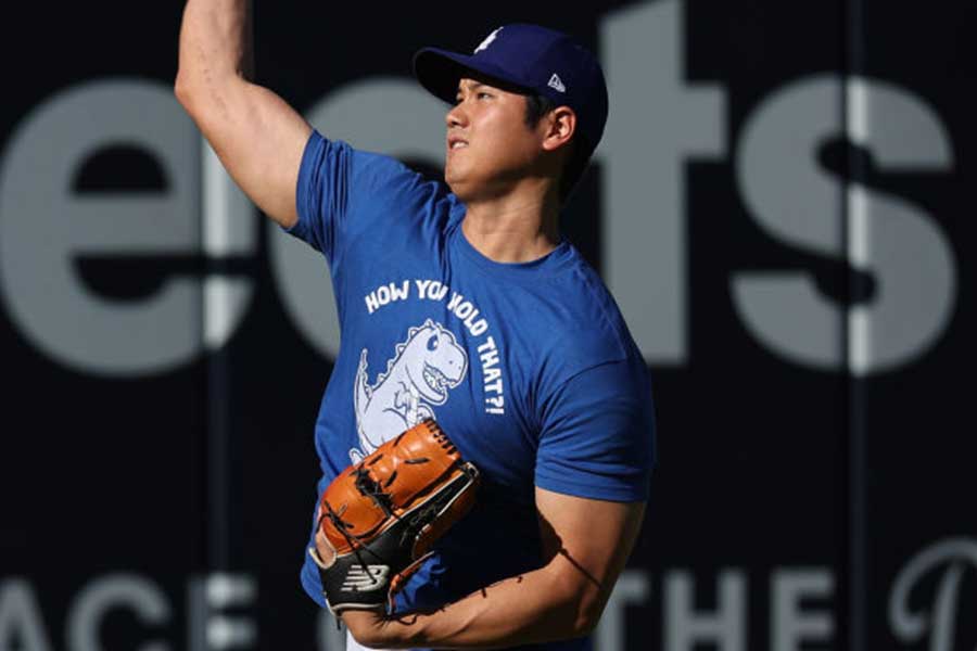 カブス戦の前にキャッチボールを行うドジャース・大谷翔平【写真：Getty Images】