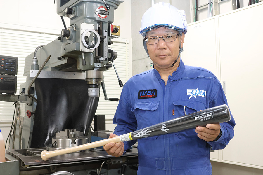 ダケカンババットを持つ北海道大学の加藤博之准教授【写真：石川加奈子】