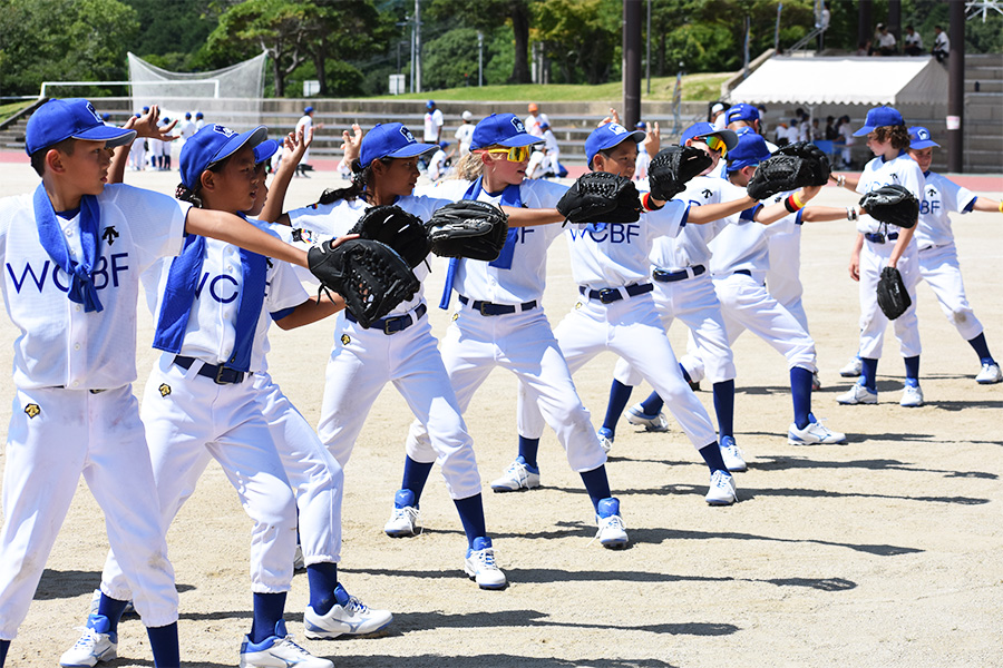 「世界少年野球大会」での投げ方指導の様子【写真：高橋幸司】