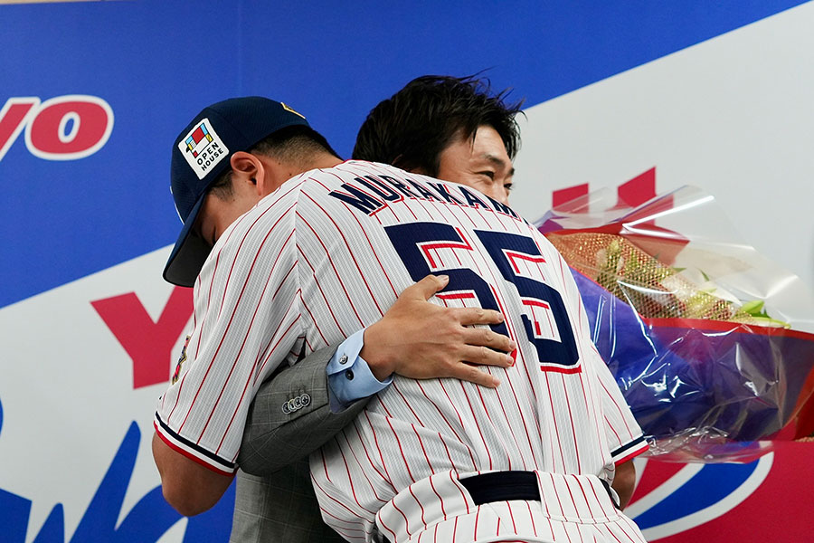 引退会見で花束を贈呈したヤクルト・村上宗隆（手前）と青木宣親【写真：松本洸】