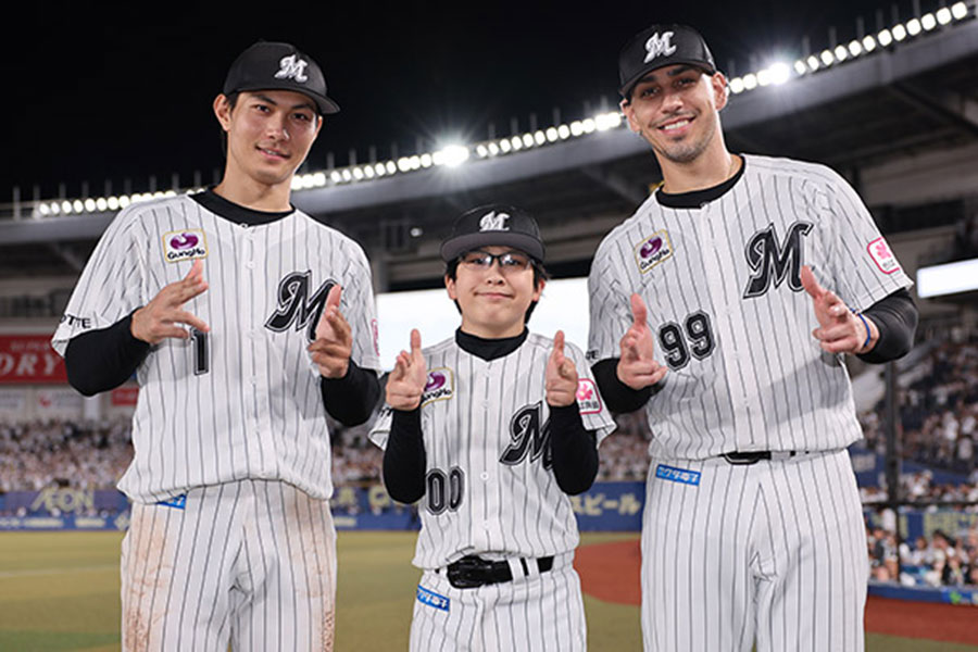 ロッテ・藤原恭大（左）、ネフタリ・ソト（右）と一緒に「ゲッツ」ポーズを披露するYUSEI（中央）【写真：球団提供】