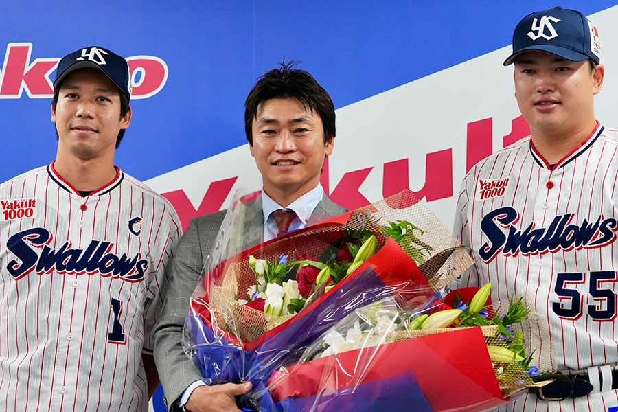 引退会見に登場したヤクルト・山田哲人、青木宣親、村上宗隆（左から）【写真：松本洸】