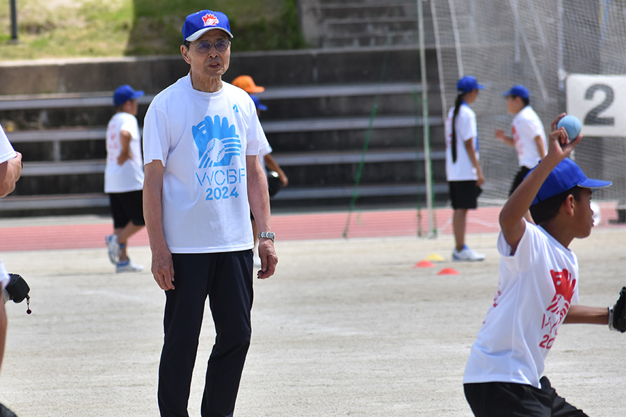 指導の様子を見つめる王貞治氏【写真：高橋幸司】