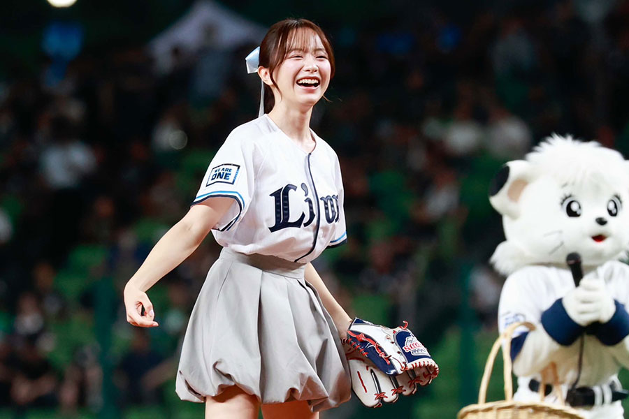 始球式に登場したフリーアナウンサーの森香澄さん【写真：小池義弘】