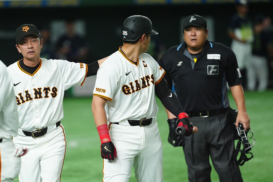 見逃し三振に倒れた直後、敷田球審と睨み合う巨人・岡本和真（中央）【写真：小林靖】