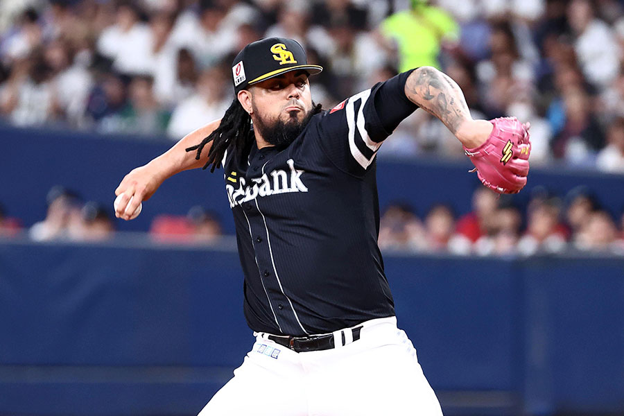 オリックス戦で最終回を締めたソフトバンクのロベルト・オスナ【写真：栗木一考】