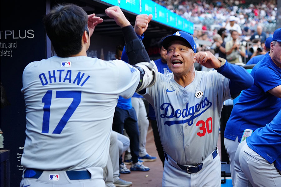 ブレーブス戦でドジャース・大谷翔平（左）と喜ぶデーブ・ロバーツ監督【写真：荒川祐史】