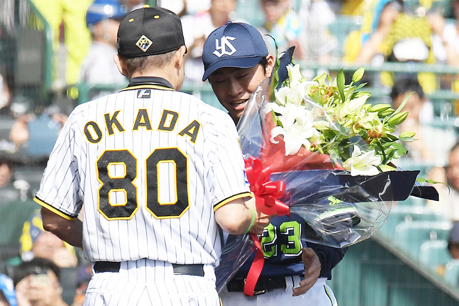 ヤクルト・青木宣親に花束を贈呈した阪神・岡田彰布監督【写真：産経新聞社】