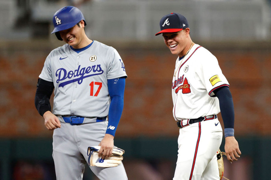 塁上で談笑するドジャース・大谷翔平（左）とブレーブスのジオ・ウルシェラ【写真：Getty Images】