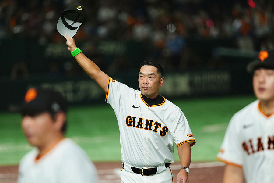 中日戦の指揮を執った巨人・阿部慎之助監督【写真：小林靖】