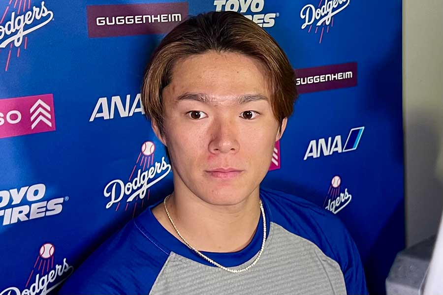 試合後、取材に対応したドジャース・山本由伸【写真：小谷真弥】