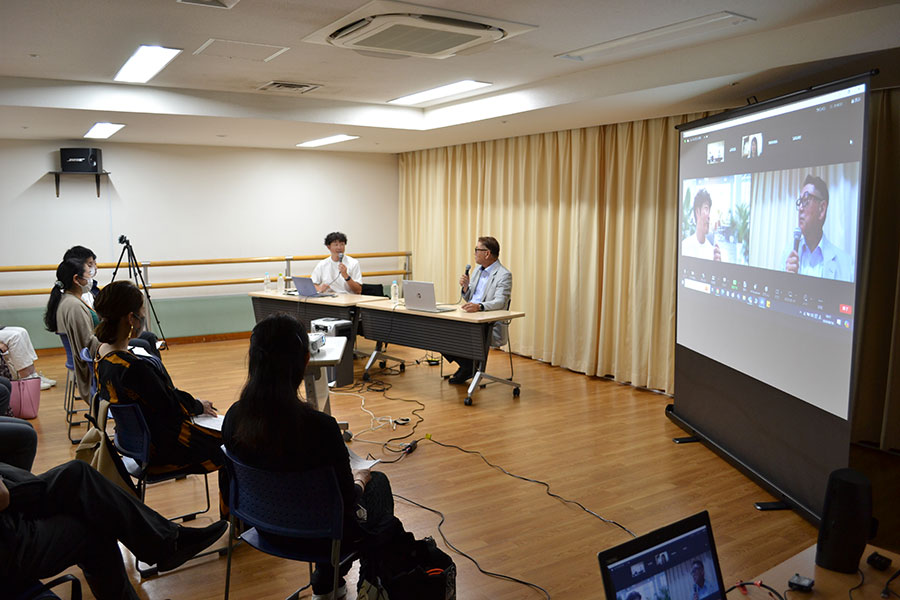 元巨人・岡崎郁氏（写真右）をゲストに迎えた講座の様子