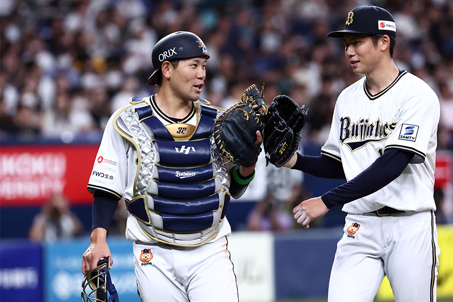 オリックス・福永奨（左）と曽谷龍平【写真：栗木一考】