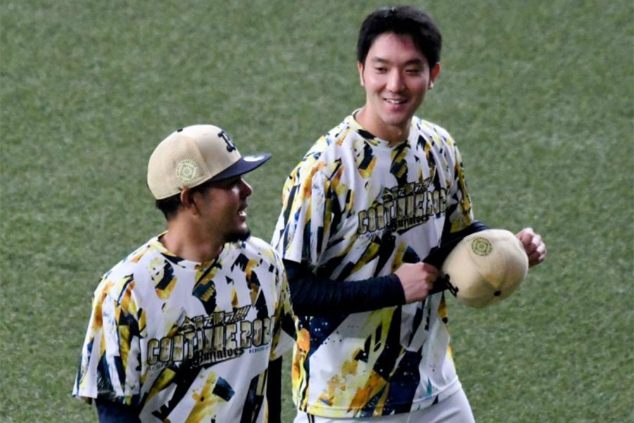 オリックス・比嘉幹貴（左）と田嶋大樹【写真：北野正樹】