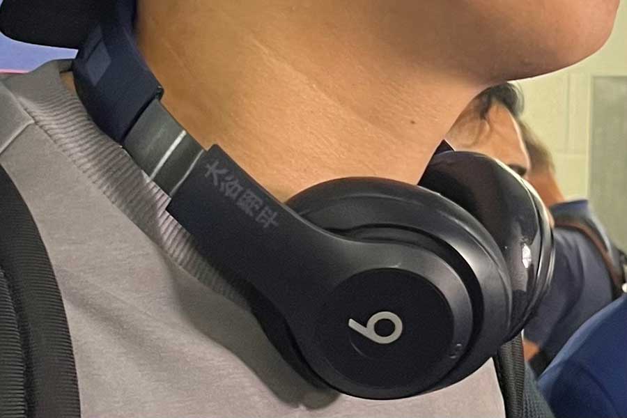 漢字で「大谷翔平」の刻印が入った「Beats」のヘッドホン【写真：小谷真弥】