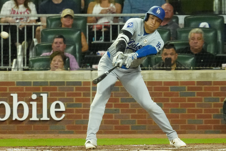 体勢を崩して打つドジャース・大谷翔平【写真：荒川祐史】