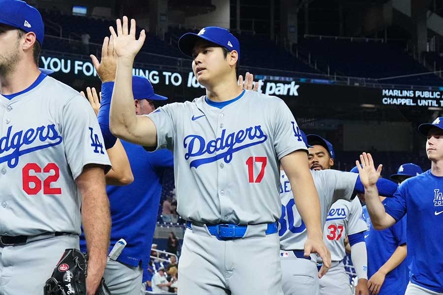 試合に勝利し、ナインとタッチを交わすドジャース・大谷翔平【写真：荒川祐史】