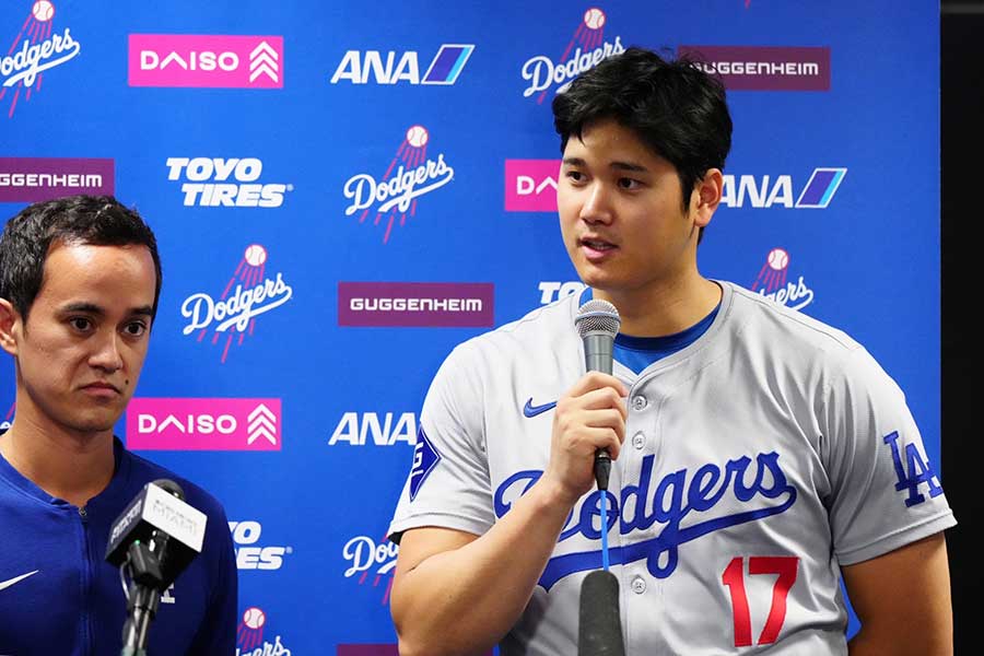 試合後、取材に対応するドジャース・大谷翔平【写真：荒川祐史】