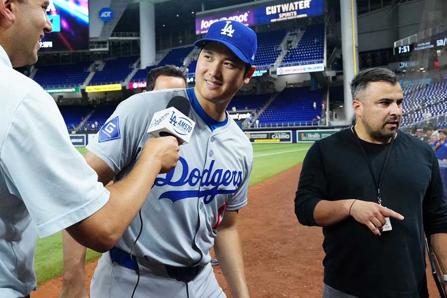 試合後インタビューに応じるドジャース・大谷翔平【写真：荒川祐史】