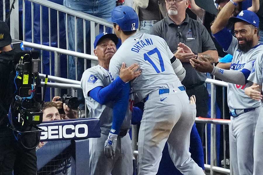 50号を放ったドジャース・大谷翔平を出迎えるデーブ・ロバーツ監督【写真：荒川祐史】