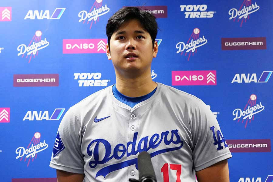 試合後、取材に対応したドジャース・大谷翔平【写真：荒川祐史】