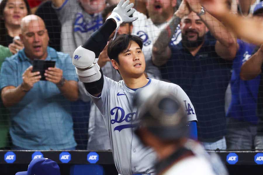 マーリンズ戦でファンの声援に応えるドジャース・大谷翔平【写真：Getty Images】