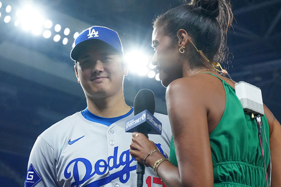 インタビューを受けるドジャース・大谷翔平（左）【写真：荒川祐史】