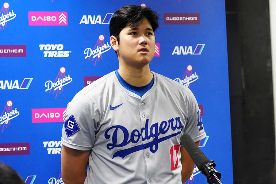 マリーンズ戦後、取材に対応したドジャース・大谷翔平【写真：荒川祐史】