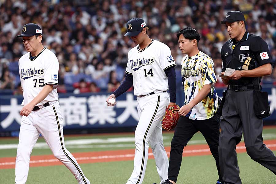 緊急降板するオリックス・宇田川優希（中央）【写真：栗木一考】