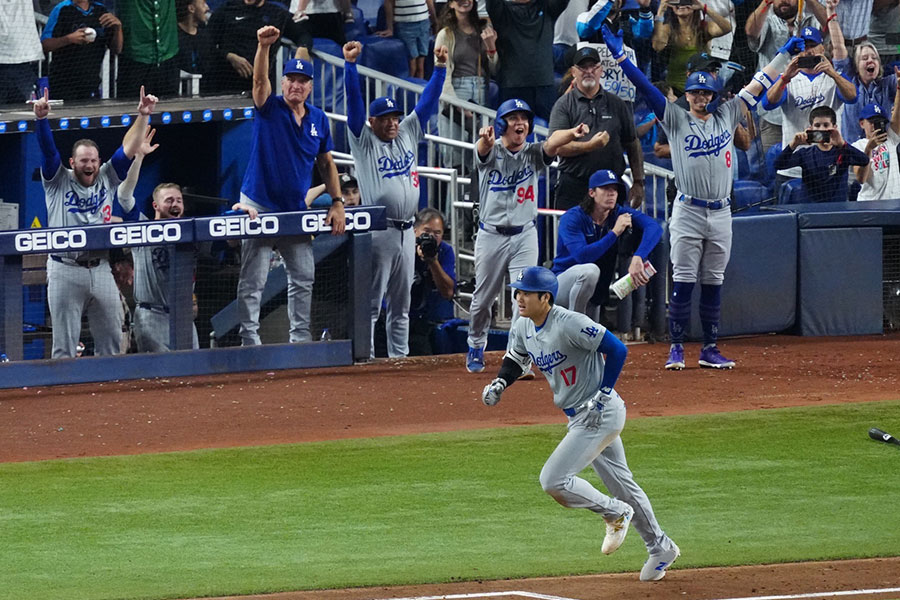 50号を放ったドジャース・大谷翔平を祝福する同僚たち【写真：荒川祐史】