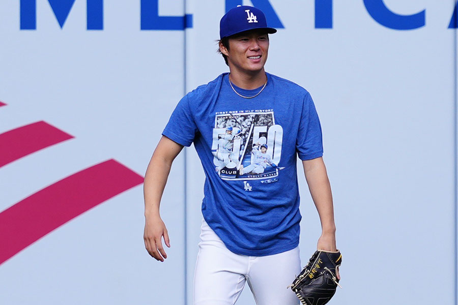 ドジャース・大谷翔平の記念Tシャツを着用する山本由伸【写真：荒川祐史】