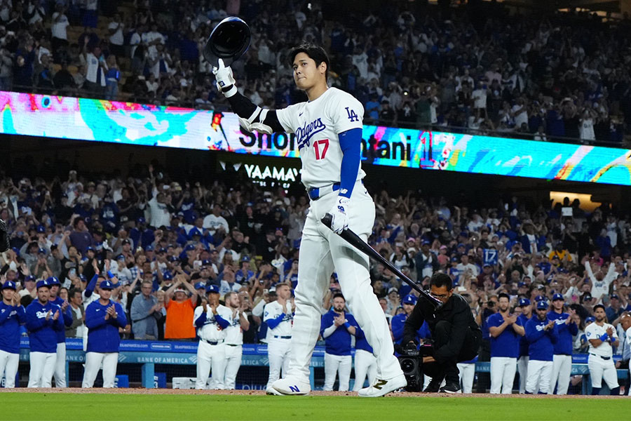 ファンの声援に応えるドジャース・大谷翔平【写真：荒川祐史】