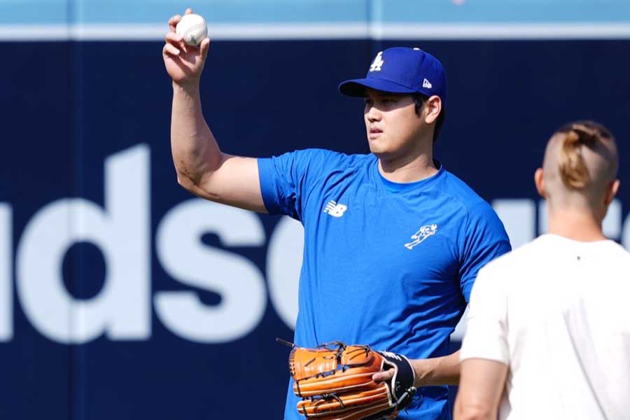 試合前、キャッチボールを行うドジャース・大谷翔平【写真：荒川祐史】