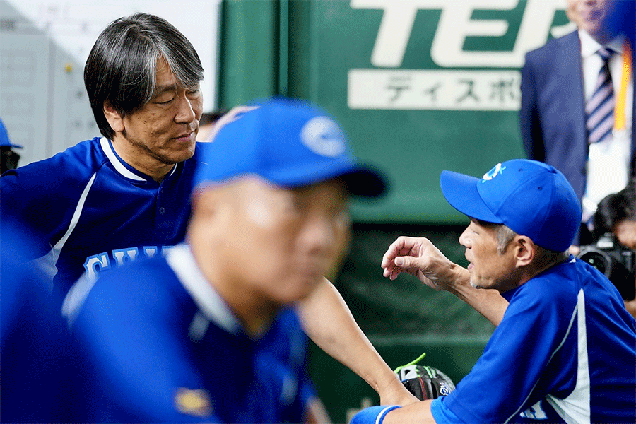 練習前に会話する松井秀喜氏とイチロー氏【写真：矢口亨】