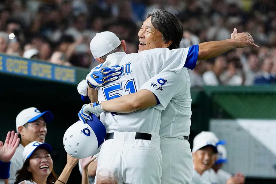 3ランを放ちベンチ前で抱き合う松井秀喜氏（右）とイチロー氏【写真：矢口亨】