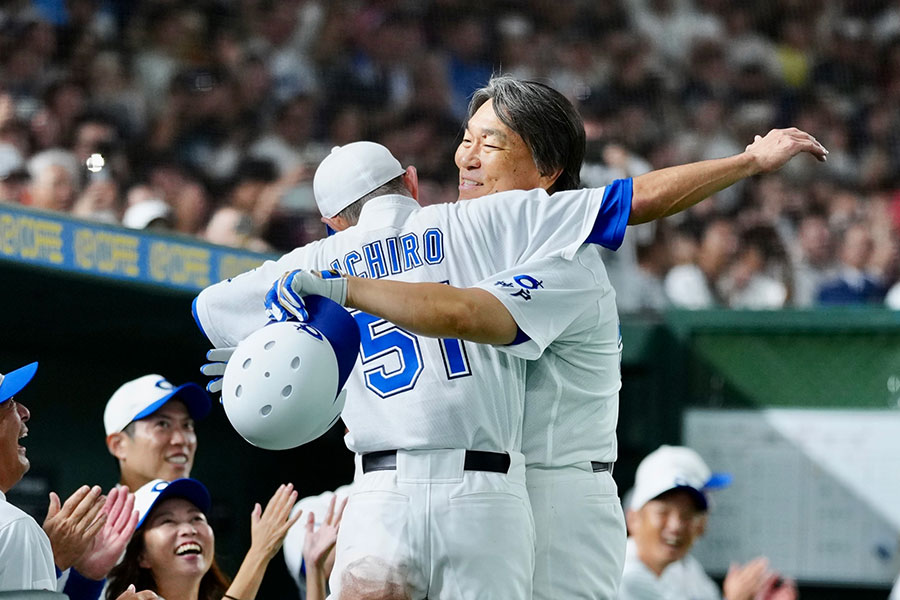 3ランを放ちベンチ前で抱き合う松井秀喜氏（右）とイチロー氏【写真：矢口亨】