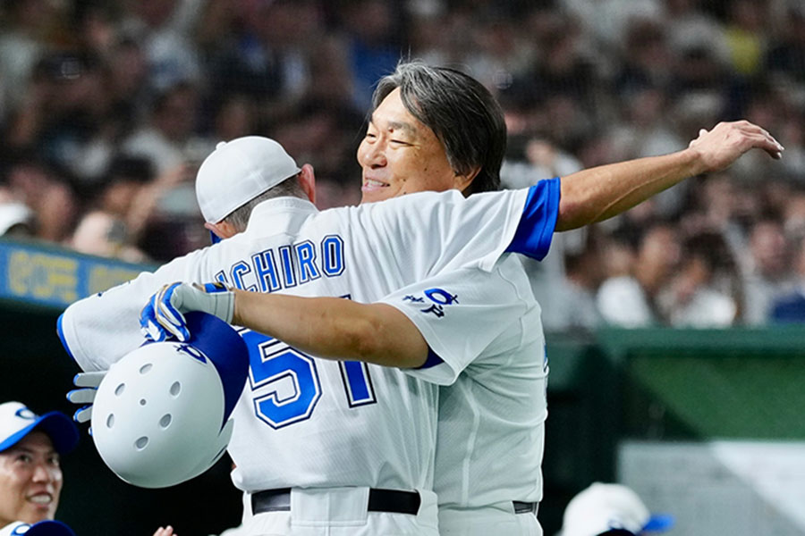 3ランを放ちベンチ前で抱き合う松井秀喜氏（右）とイチロー氏【写真：矢口亨】