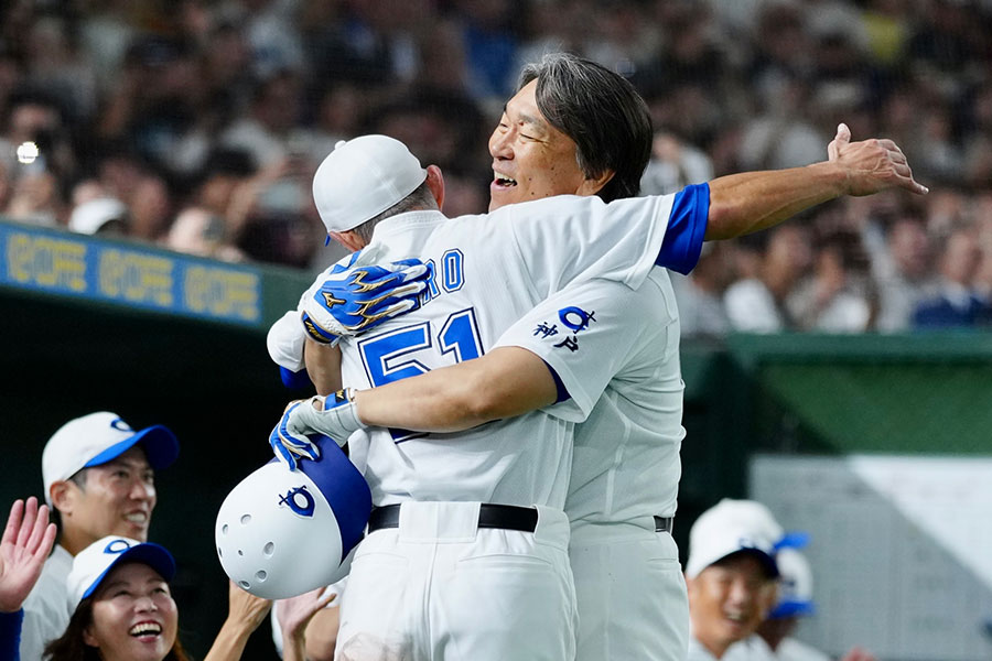 3ランを放ちベンチ前で抱き合う松井秀喜氏（右）とイチロー氏【写真：矢口亨】