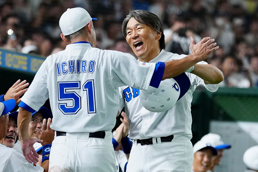 豪快3ランを放ち大喜びの松井秀喜氏（左）とイチロー氏【写真：矢口亨】