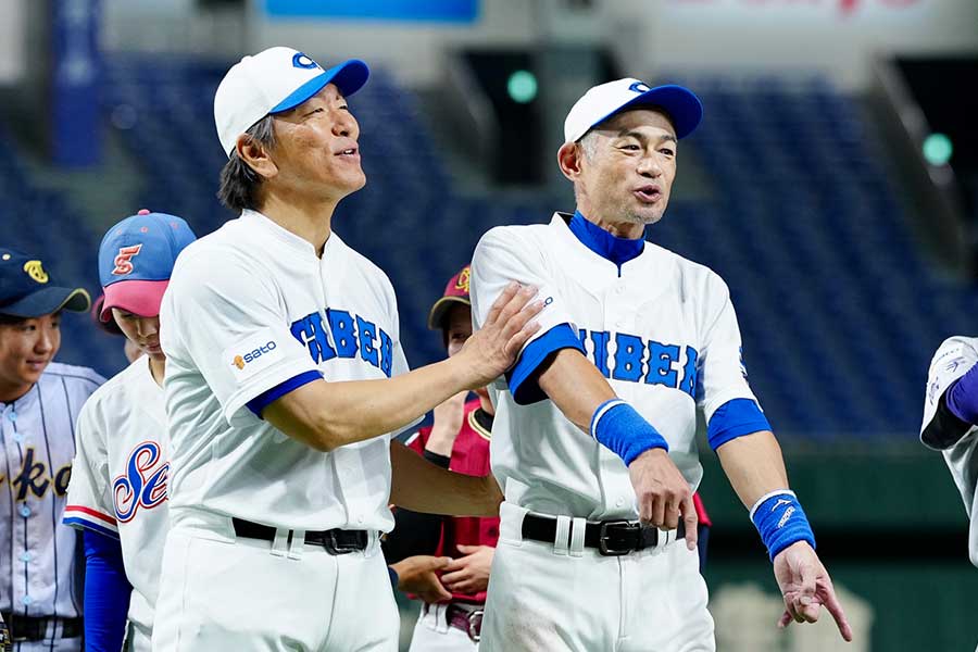 「イチロー選抜 KOBE CHIBEN」として出場した松井秀喜氏（左）とイチロー氏【写真：矢口亨】