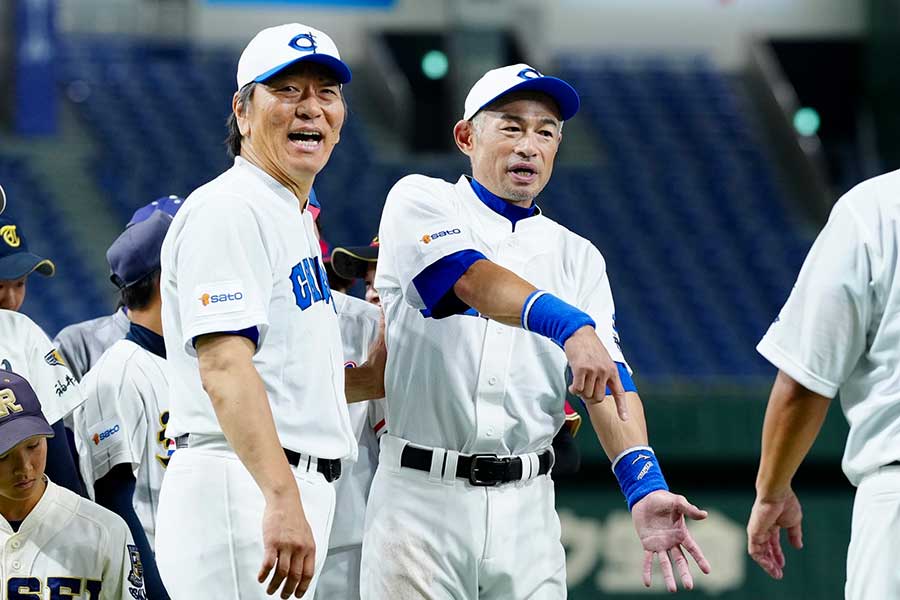 「イチロー選抜 KOBE CHIBEN」として出場した松井秀喜氏（左）とイチロー氏【写真：矢口亨】