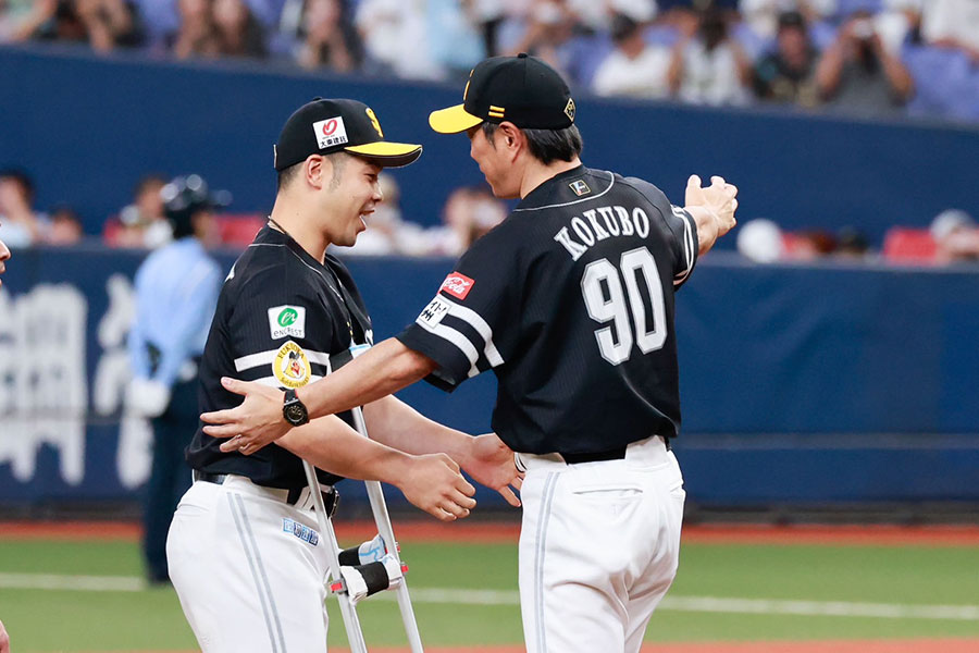 グランドに登場したソフトバンク・近藤健介（左）と小久保裕紀監督【写真：小池義弘】