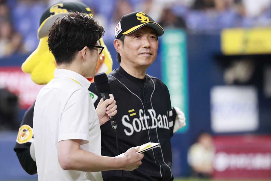 試合後のインタビューに応じるソフトバンク・小久保裕紀監督【写真：小池義弘】