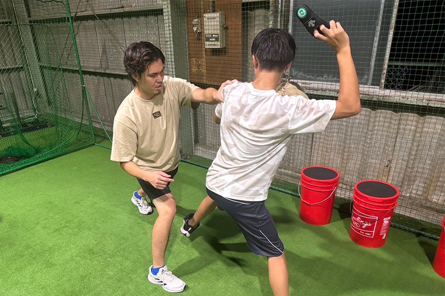 「Be an Elite」の投球指導の様子【写真：松本憲明氏提供】