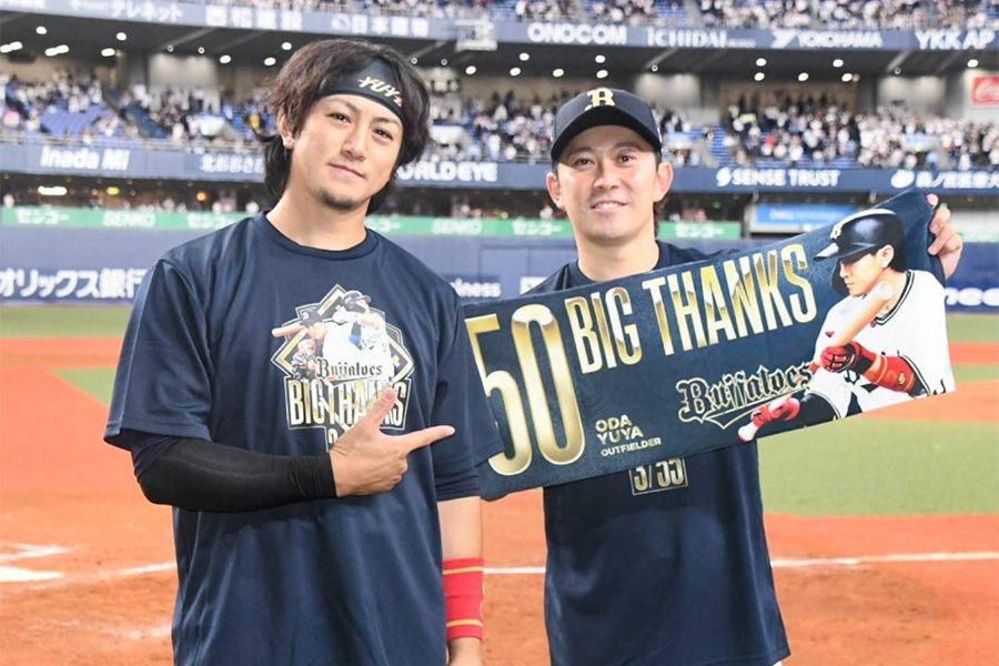 オリックス・小田裕也(左)と西野真弘【写真：北野正樹】