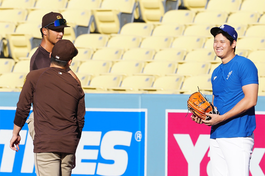 談笑するパドレス・ダルビッシュ有、松井裕樹、ドジャース・大谷翔平（左から）【写真：荒川祐史】